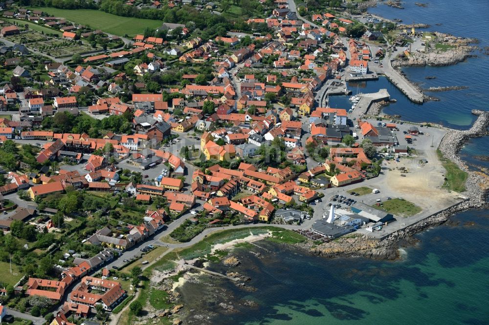 Allinge aus der Vogelperspektive: Meeres-Küste der Ostsee auf der Insel Bornholm in Allinge in Region Hovedstaden, Dänemark