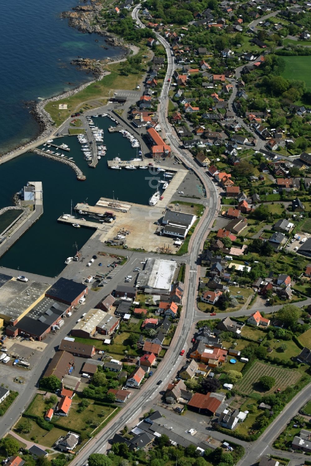 Allinge von oben - Meeres-Küste der Ostsee auf der Insel Bornholm in Allinge in Region Hovedstaden, Dänemark