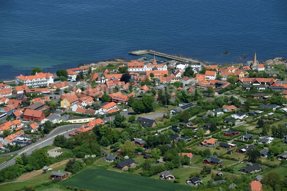 Allinge- Sandvig von oben - Meeres-Küste der Ostsee auf der Insel Bornholm in Allinge- Sandvig in Region Hovedstaden, Dänemark