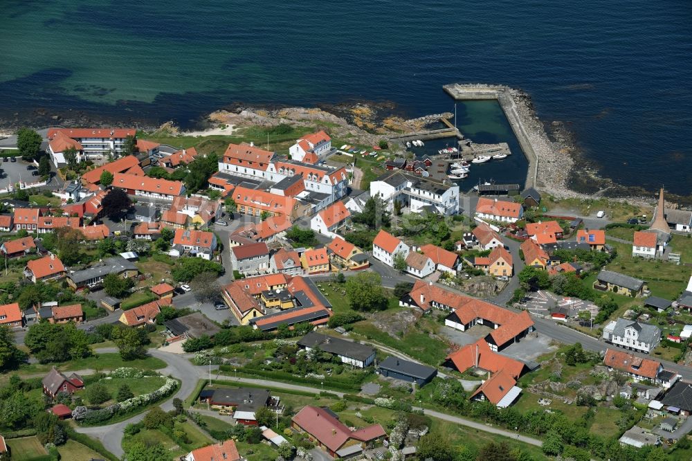 Allinge- Sandvig von oben - Meeres-Küste der Ostsee auf der Insel Bornholm in Allinge- Sandvig in Region Hovedstaden, Dänemark