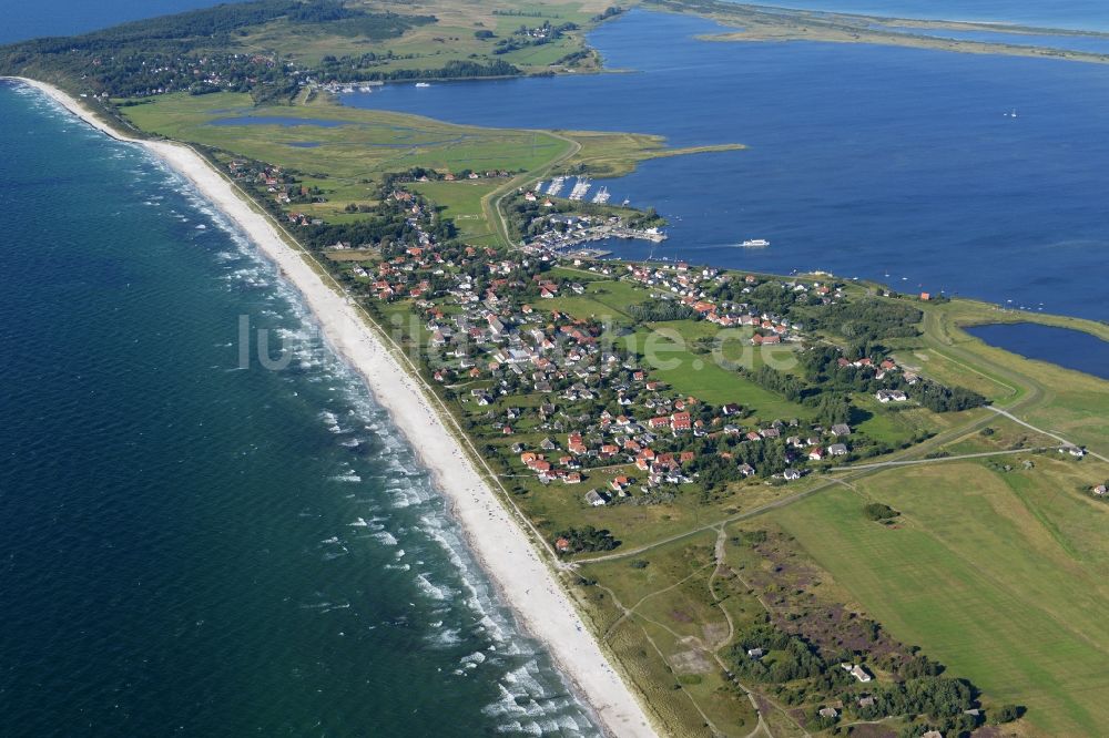 Insel Hiddensee aus der Vogelperspektive: Meeres-Küste der Ostsee auf Insel Hiddensee im Bundesland Mecklenburg-Vorpommern