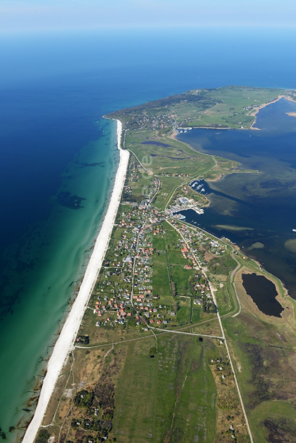 Luftbild Insel Hiddensee - Meeres-Küste der Ostsee auf Insel Hiddensee im Bundesland Mecklenburg-Vorpommern