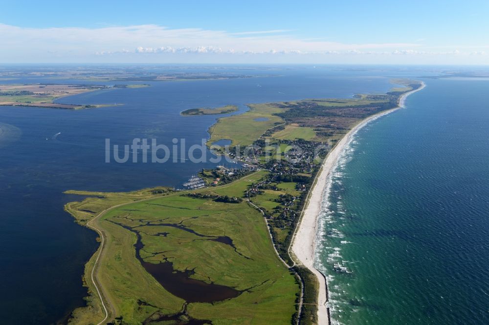 Insel Hiddensee aus der Vogelperspektive: Meeres-Küste der Ostsee auf Insel Hiddensee im Bundesland Mecklenburg-Vorpommern