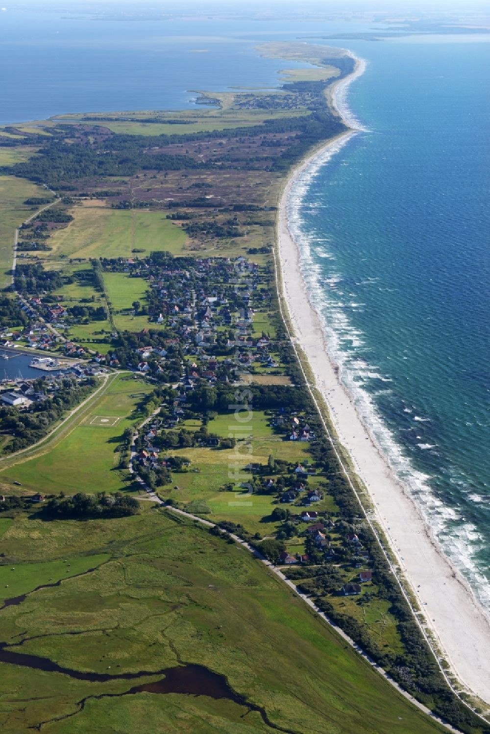 Luftaufnahme Insel Hiddensee - Meeres-Küste der Ostsee auf Insel Hiddensee im Bundesland Mecklenburg-Vorpommern