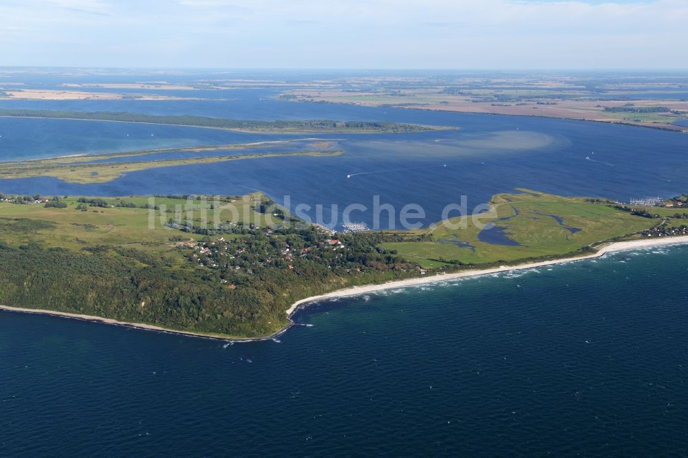 Insel Hiddensee aus der Vogelperspektive: Meeres-Küste der Ostsee auf der Insel Hiddensee im Bundesland Mecklenburg-Vorpommern