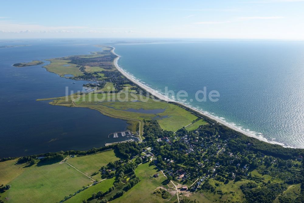 Insel Hiddensee aus der Vogelperspektive: Meeres-Küste der Ostsee auf der Insel Hiddensee im Bundesland Mecklenburg-Vorpommern