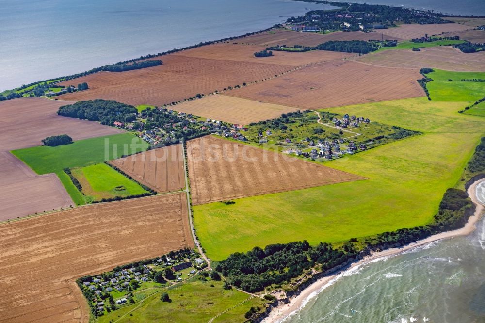 Lancken aus der Vogelperspektive: Meeres-Küste der Ostsee in Lancken im Bundesland Mecklenburg-Vorpommern, Deutschland