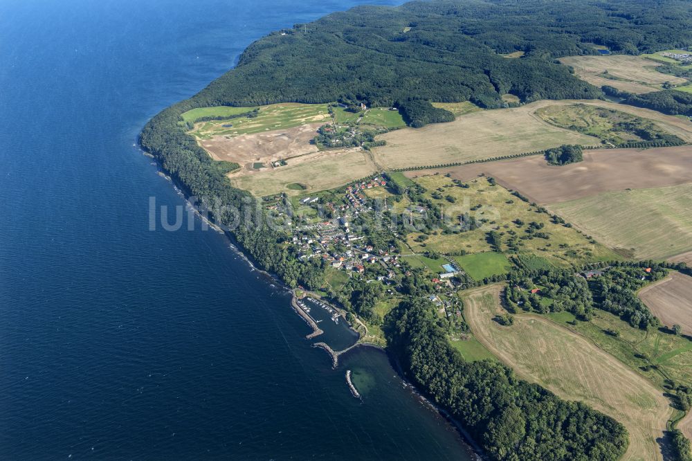 Lohme aus der Vogelperspektive: Meeres-Küste der Ostsee in Lohme im Bundesland Mecklenburg-Vorpommern, Deutschland