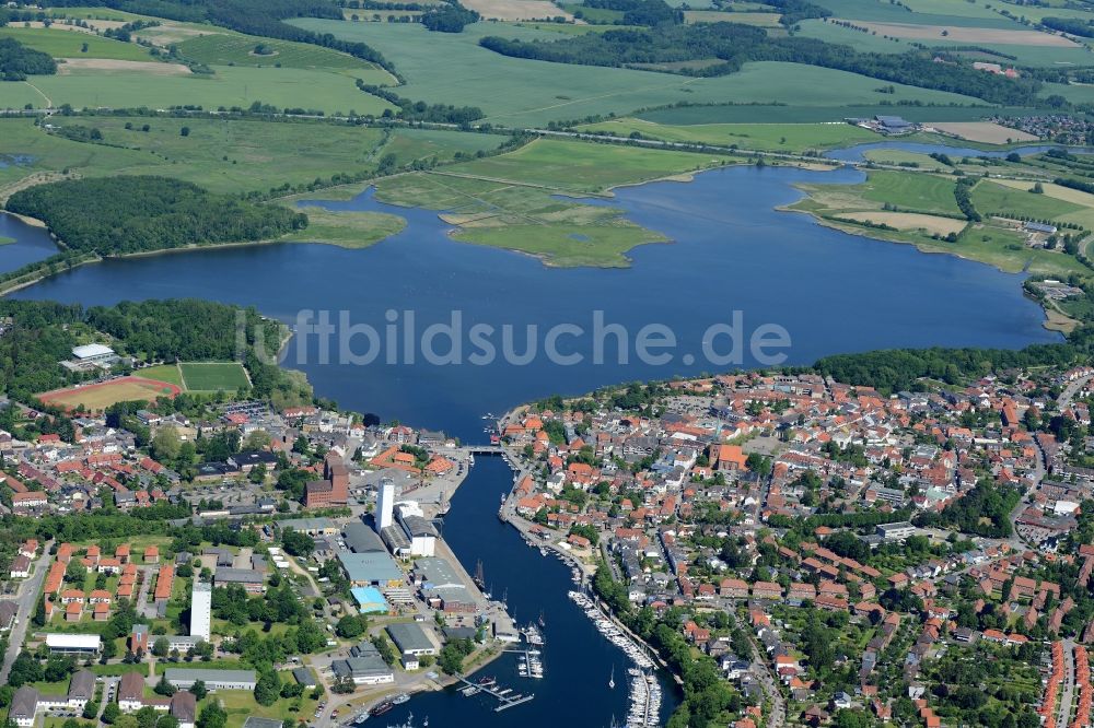 Luftaufnahme Neustadt in Holstein - Meeres-Küste der Ostsee in Neustadt in Holstein im Bundesland Schleswig-Holstein