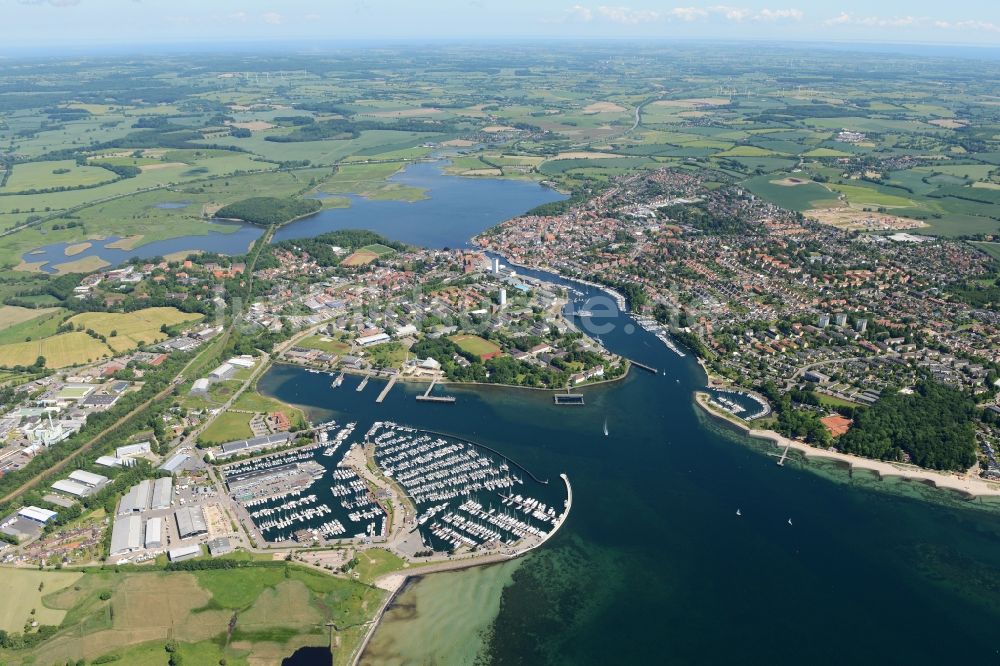 Luftaufnahme Neustadt in Holstein - Meeres-Küste der Ostsee in Neustadt in Holstein im Bundesland Schleswig-Holstein