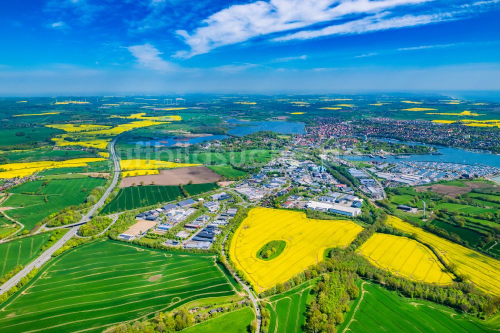 Luftaufnahme Neustadt in Holstein - Meeres-Küste der Ostsee in Neustadt in Holstein im Bundesland Schleswig-Holstein