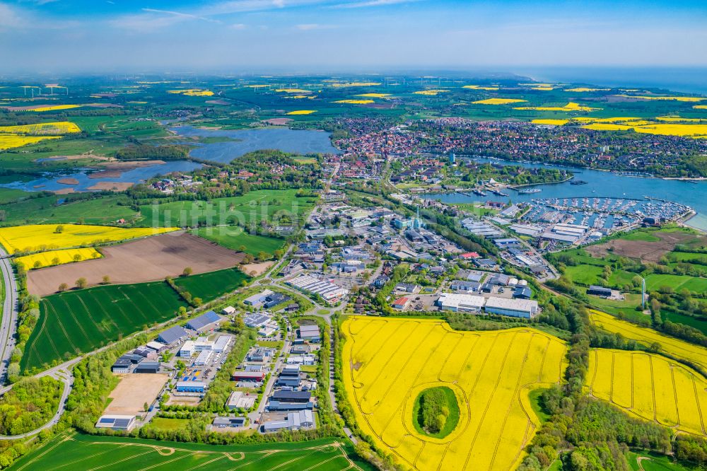 Neustadt in Holstein von oben - Meeres-Küste der Ostsee in Neustadt in Holstein im Bundesland Schleswig-Holstein