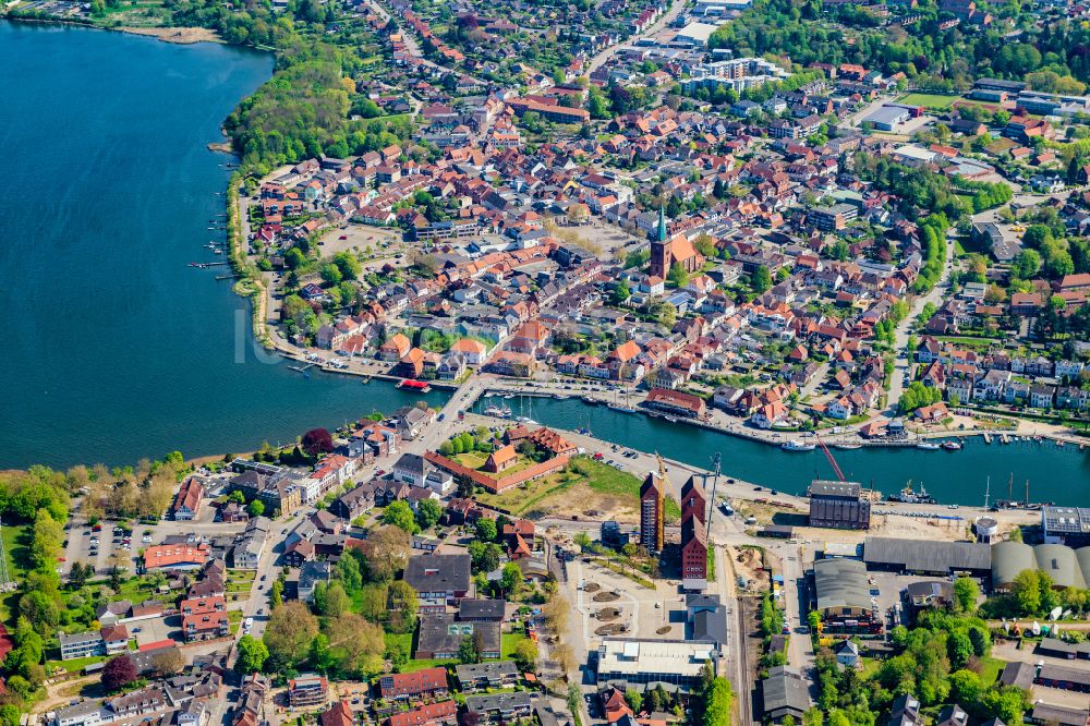 Luftaufnahme Neustadt in Holstein - Meeres-Küste der Ostsee in Neustadt in Holstein im Bundesland Schleswig-Holstein