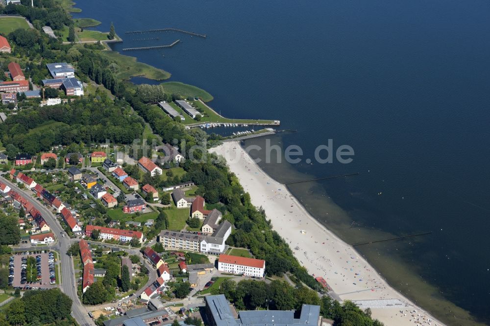 Luftaufnahme Stralsund - Meeres-Küste der Ostsee im Ortsteil Klein Kedingshagen in Stralsund im Bundesland Mecklenburg-Vorpommern