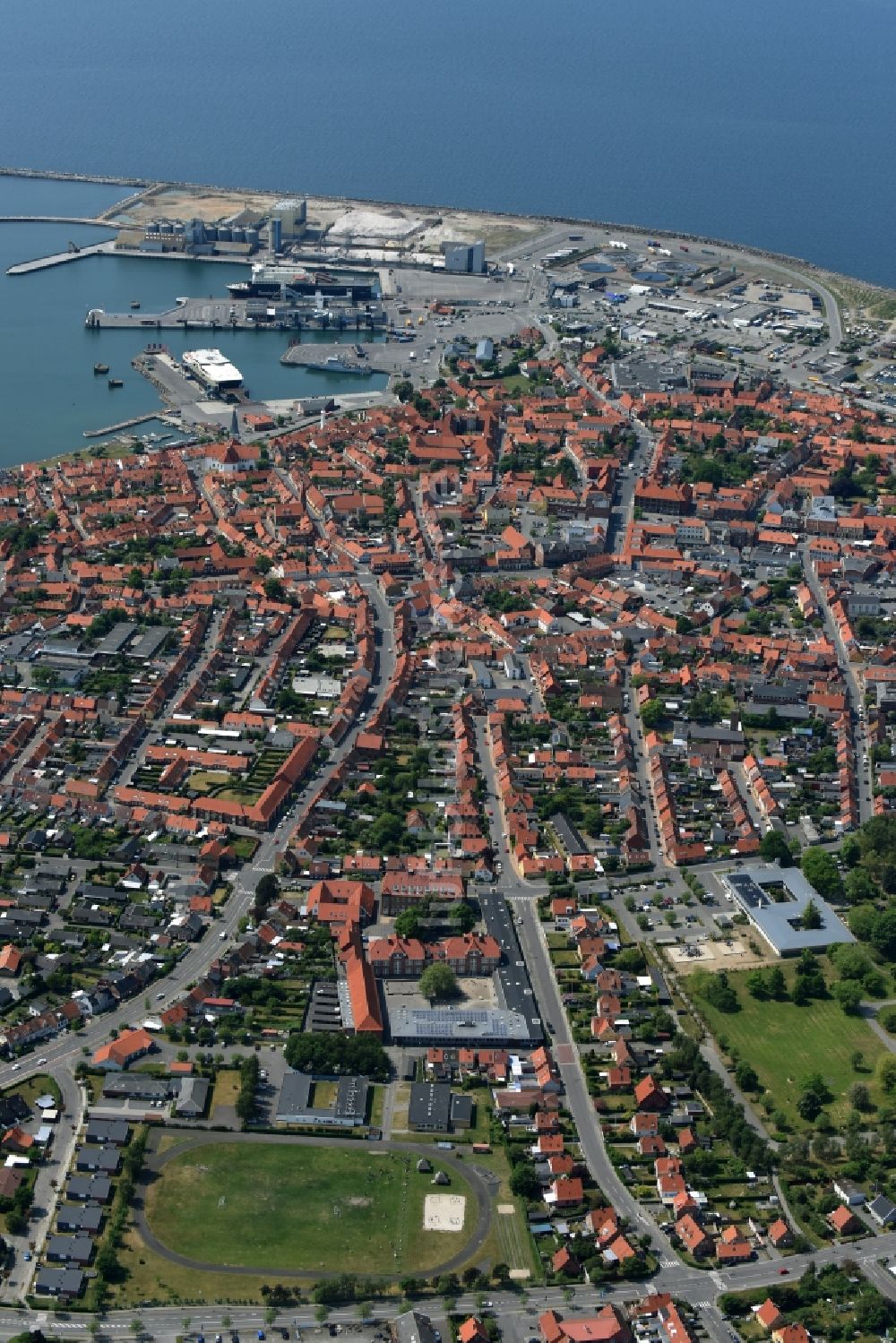 Ronne - Insel Bornholm von oben - Meeres-Küste der Ostsee in Ronne - Insel Bornholm in Region Hovedstaden, Dänemark