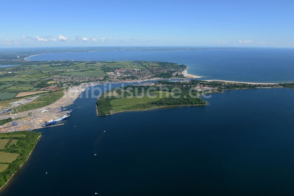 Luftaufnahme Travemünde - Meeres-Küste der Ostsee in Travemünde im Bundesland Schleswig-Holstein