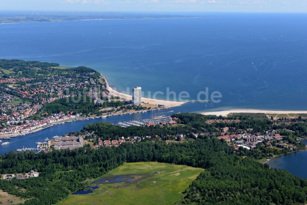 Luftaufnahme Travemünde - Meeres-Küste der Ostsee in Travemünde im Bundesland Schleswig-Holstein