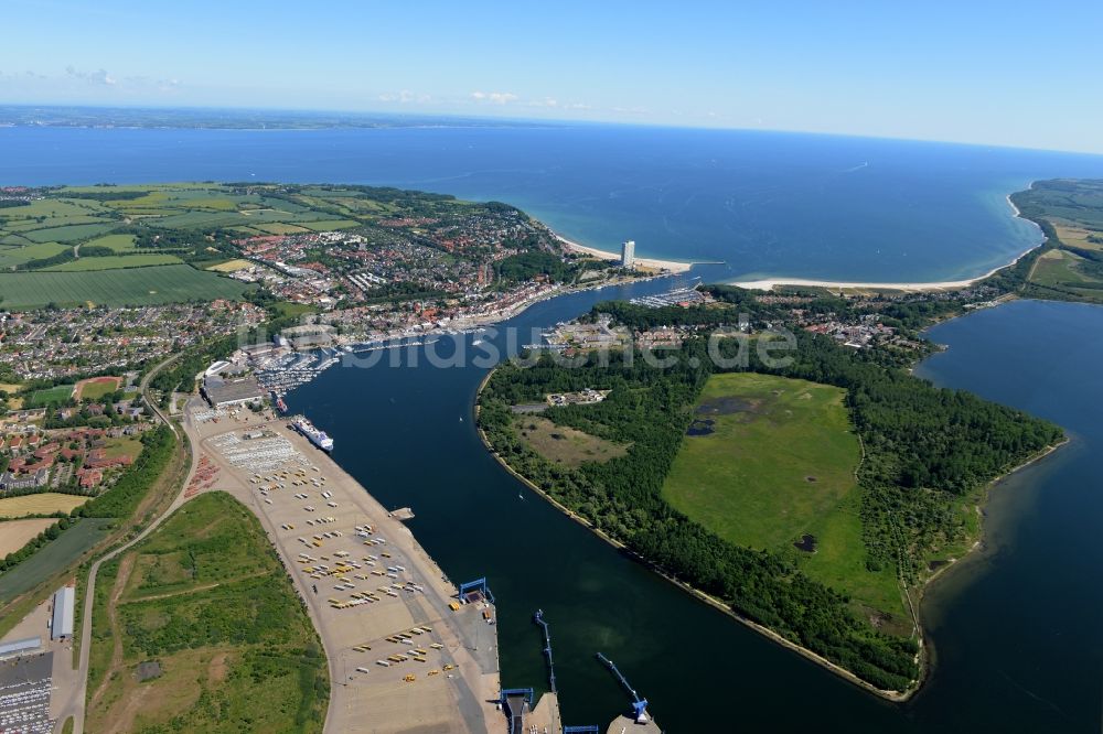 Travemünde von oben - Meeres-Küste der Ostsee in Travemünde im Bundesland Schleswig-Holstein