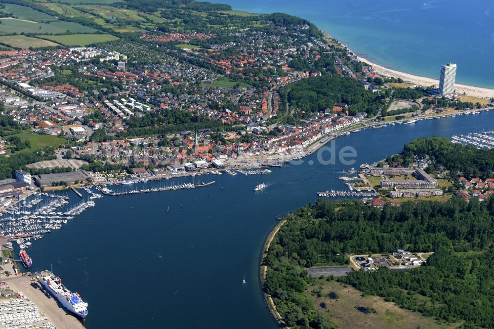 Travemünde aus der Vogelperspektive: Meeres-Küste der Ostsee in Travemünde im Bundesland Schleswig-Holstein