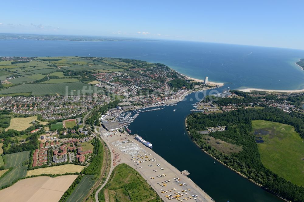 Luftaufnahme Travemünde - Meeres-Küste der Ostsee in Travemünde im Bundesland Schleswig-Holstein