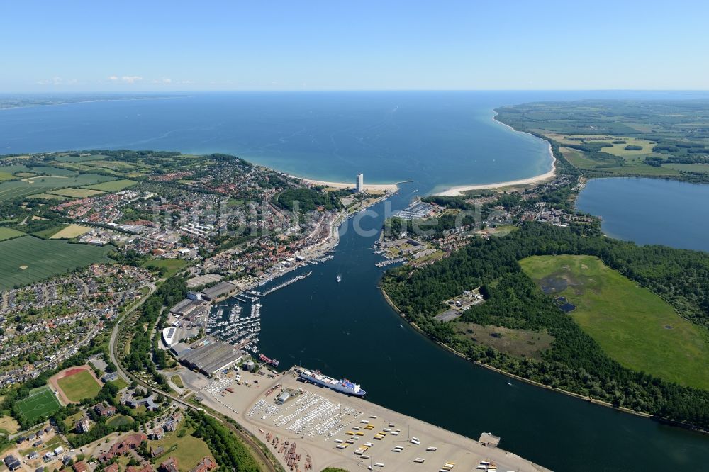 Travemünde von oben - Meeres-Küste der Ostsee in Travemünde im Bundesland Schleswig-Holstein