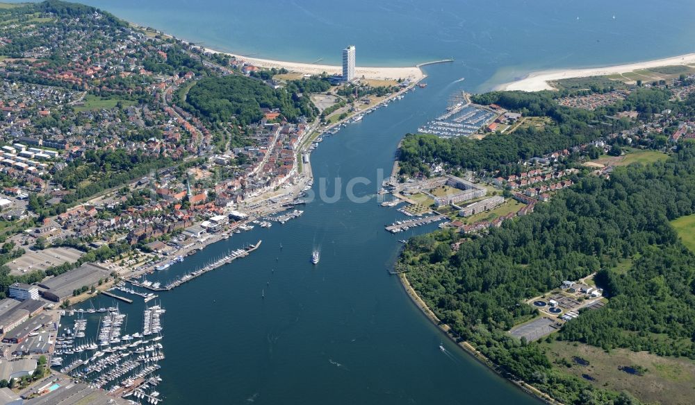 Travemünde aus der Vogelperspektive: Meeres-Küste der Ostsee in Travemünde im Bundesland Schleswig-Holstein