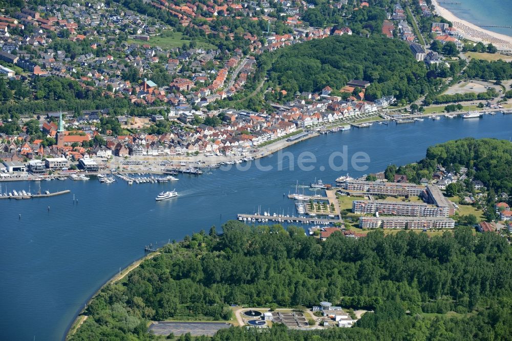 Luftaufnahme Travemünde - Meeres-Küste der Ostsee in Travemünde im Bundesland Schleswig-Holstein