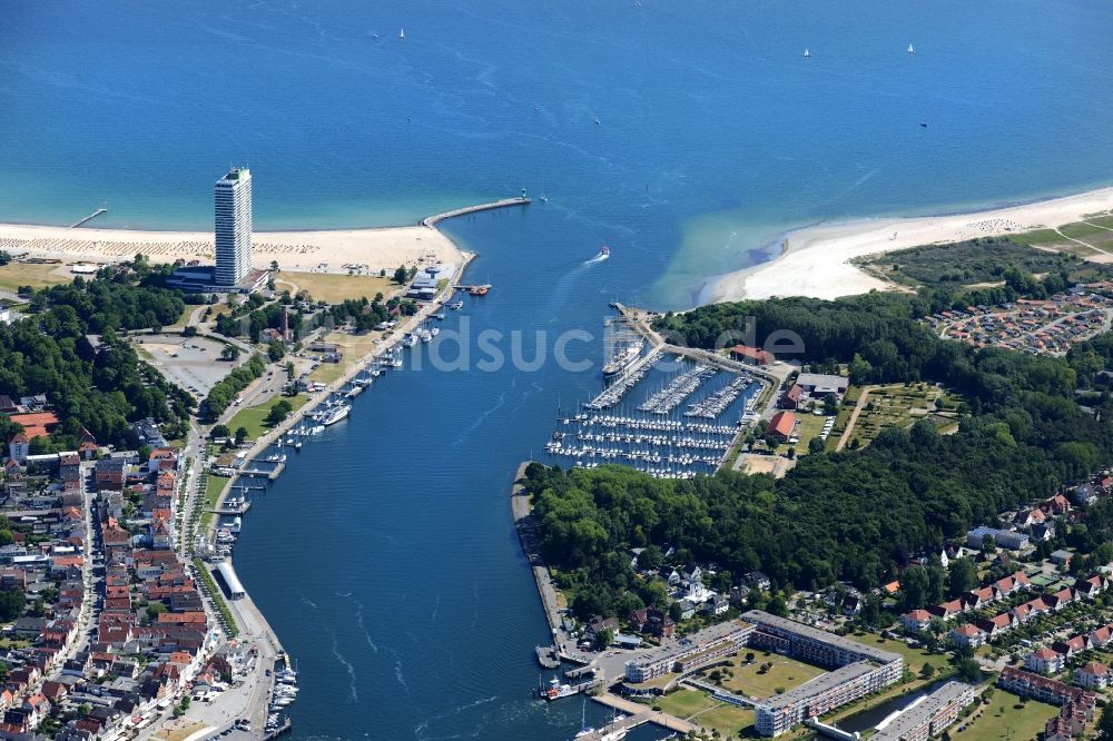 Travemünde von oben - Meeres-Küste der Ostsee in Travemünde im Bundesland Schleswig-Holstein