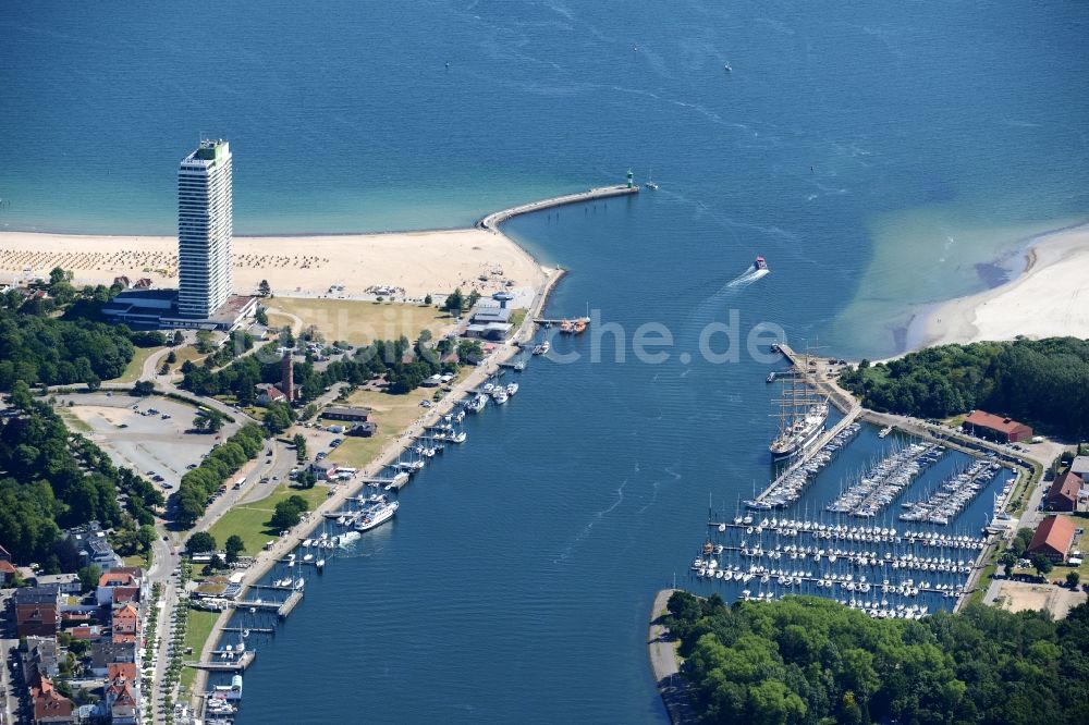 Travemünde aus der Vogelperspektive: Meeres-Küste der Ostsee in Travemünde im Bundesland Schleswig-Holstein