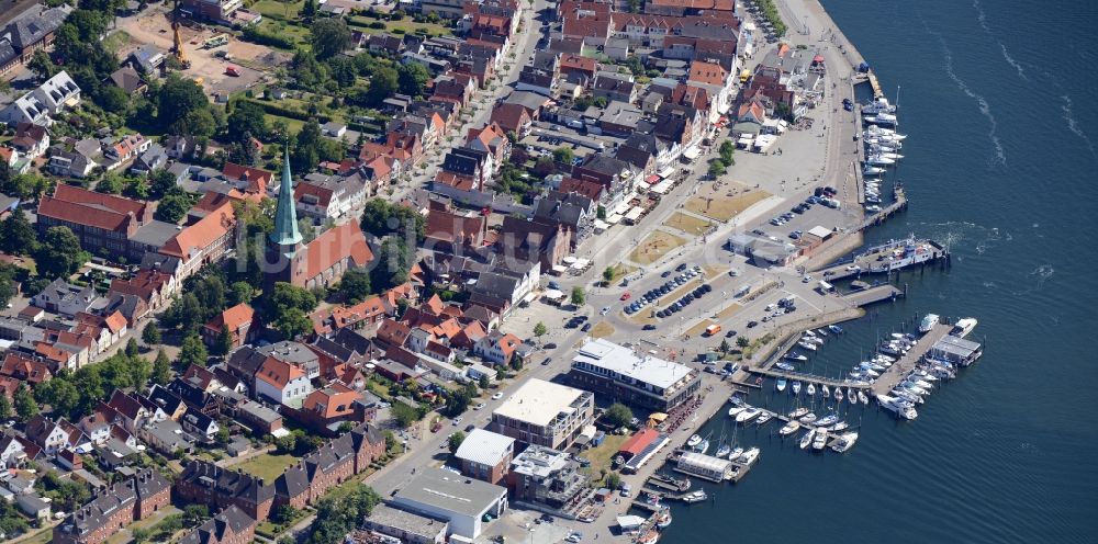 Luftaufnahme Travemünde - Meeres-Küste der Ostsee in Travemünde im Bundesland Schleswig-Holstein