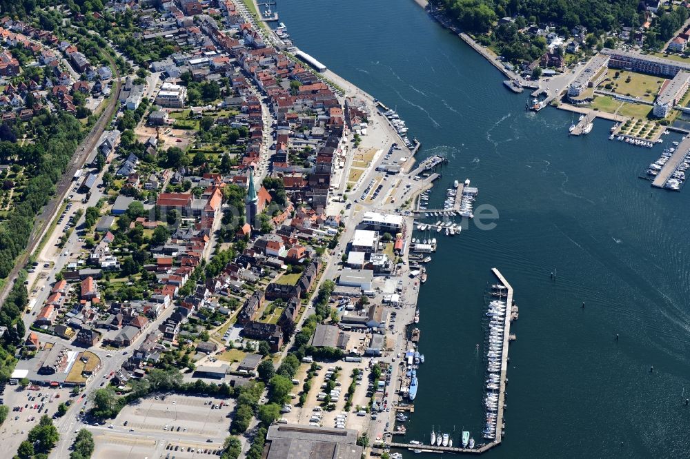 Luftaufnahme Travemünde - Meeres-Küste der Ostsee in Travemünde im Bundesland Schleswig-Holstein