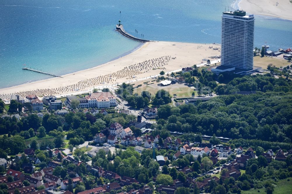 Travemünde aus der Vogelperspektive: Meeres-Küste der Ostsee in Travemünde im Bundesland Schleswig-Holstein