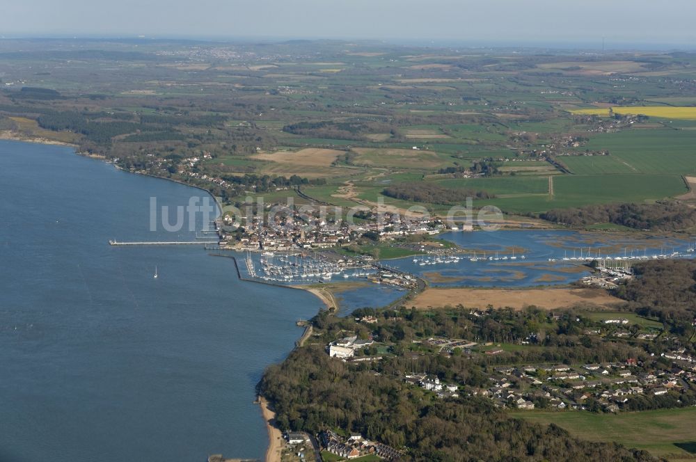 Yarmouth von oben - Meeres-Küste des Ärmelkanal in Yarmouth in England, Vereinigtes Königreich