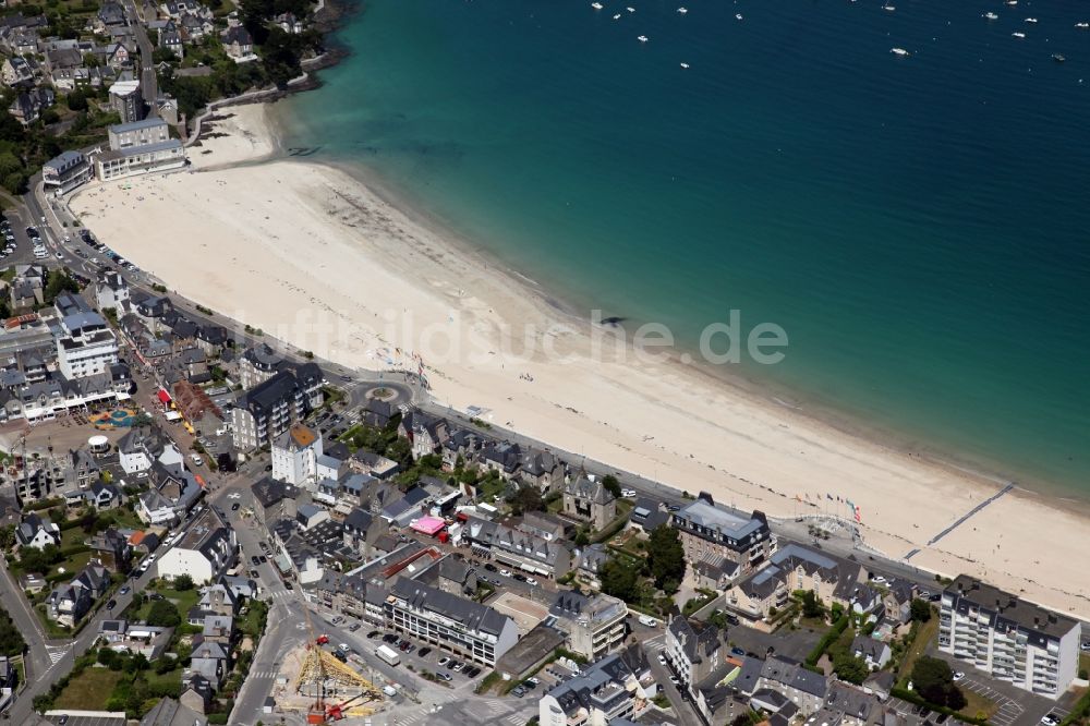 Saint-Cast-le-Guildo aus der Vogelperspektive: Meeres-Küste in Saint-Cast-le-Guildo in Bretagne, Frankreich