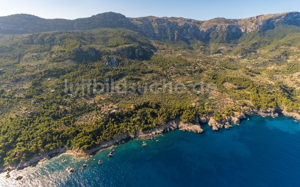 Luftbild Llucalcari - Meeres-Küste im Wald entlang der Carretera de Deià - Ma-10 in Llucalcari in Balearische Insel Mallorca, Spanien