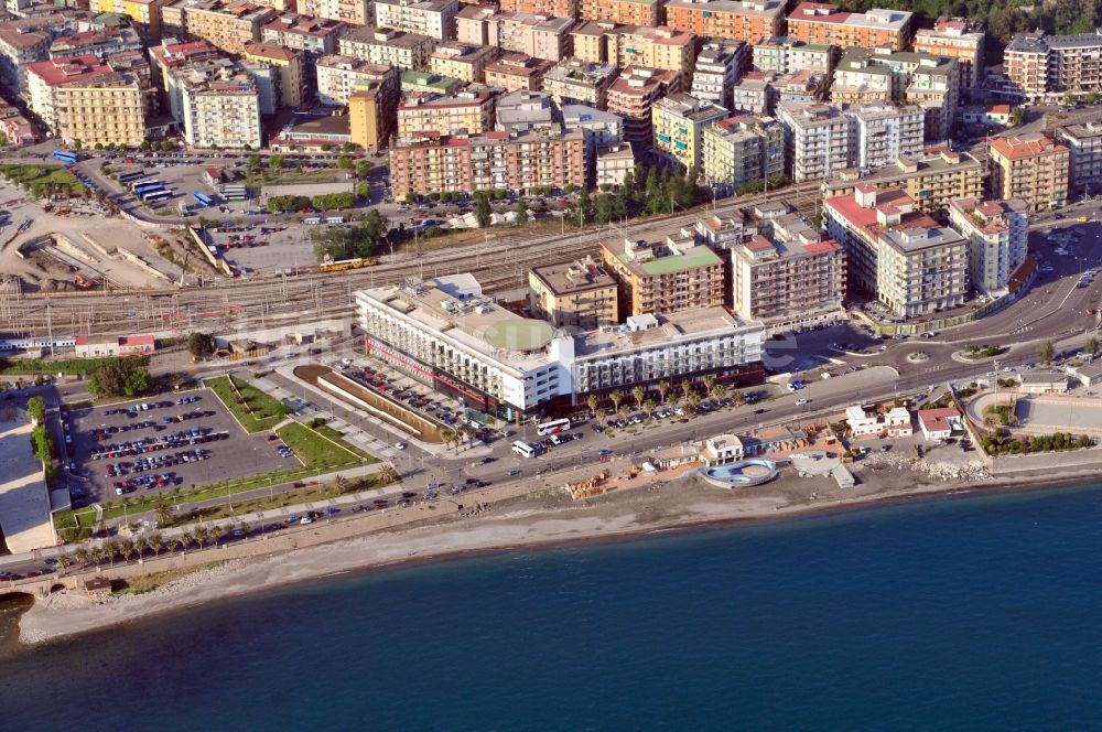 Salerno aus der Vogelperspektive: Meeresufer der Stadt Salerno in der gleichnamigen Provinz in Italien