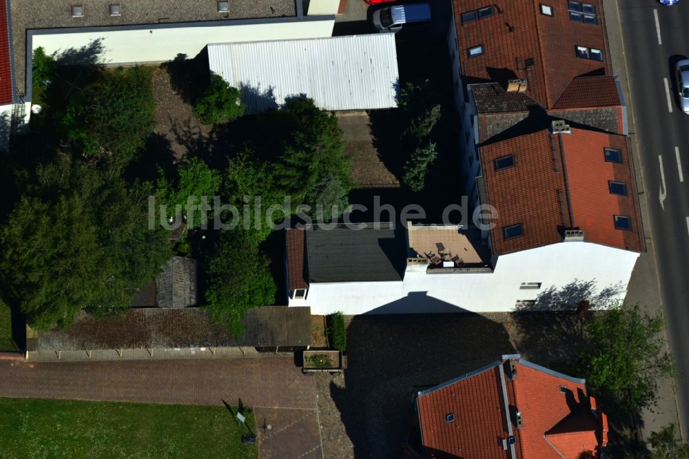 Bernau aus der Vogelperspektive: Mehrfamilien- Wohnhaus an der Börnicker Straße im Stadtzentrum von Bernau im Bundesland Brandenburg