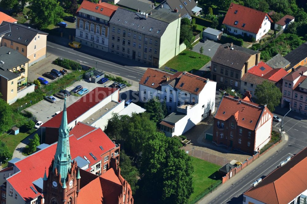 Bernau von oben - Mehrfamilien- Wohnhaus an der Börnicker Straße im Stadtzentrum von Bernau im Bundesland Brandenburg