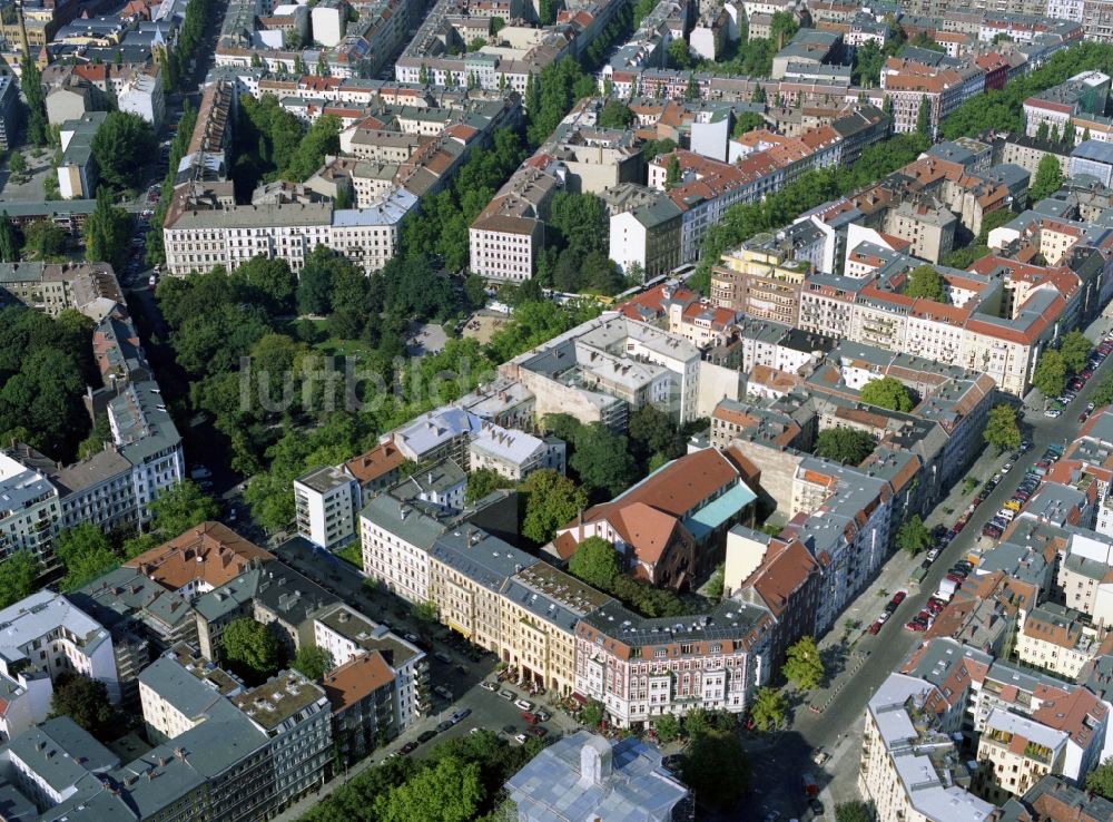 Luftbild Berlin Prenzlauer Berg - Mehrfamilienhaus-Altbauten am Wasserturm am Kollwitzplatz im Stadtteil Prenzlauer Berg von Berlin