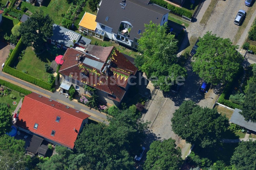 Berlin Mahlsdorf aus der Vogelperspektive: Mehrfamilienhaus und Einfamilienhaus - Siedlung an der Müllerstraße in Berlin - Mahlsdorf