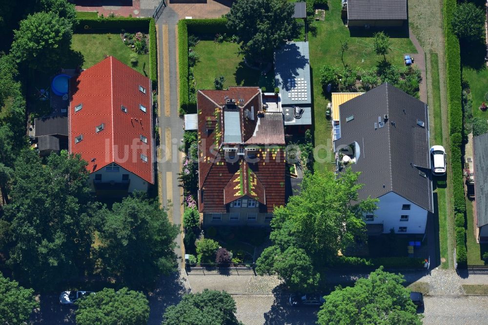 Luftaufnahme Berlin Mahlsdorf - Mehrfamilienhaus und Einfamilienhaus - Siedlung an der Müllerstraße in Berlin - Mahlsdorf