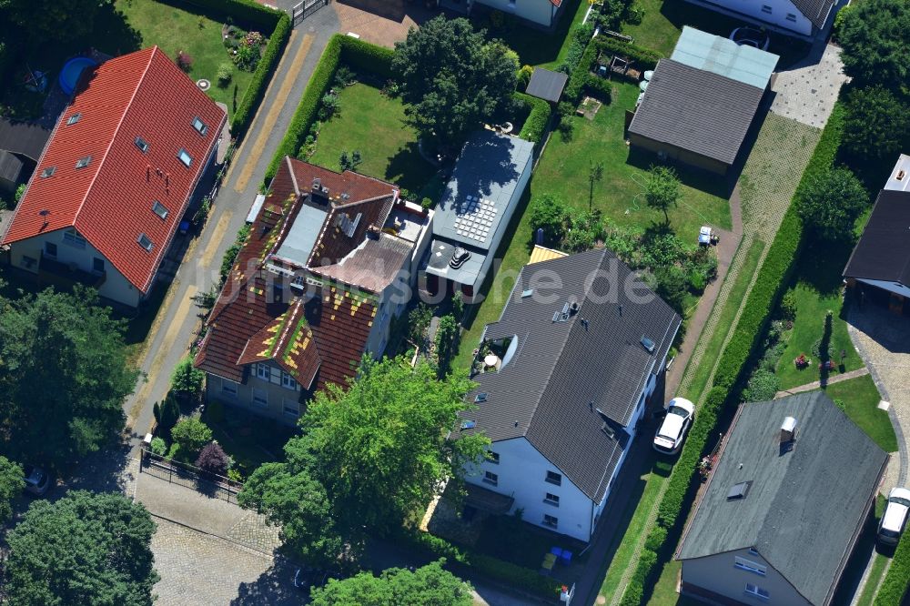 Berlin Mahlsdorf von oben - Mehrfamilienhaus und Einfamilienhaus - Siedlung an der Müllerstraße in Berlin - Mahlsdorf