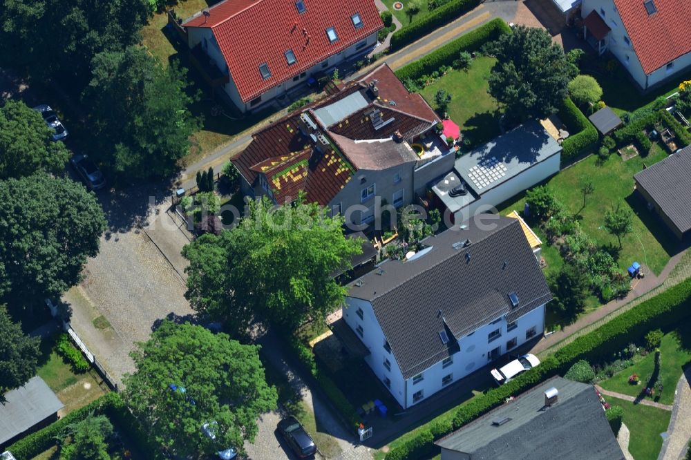 Berlin Mahlsdorf aus der Vogelperspektive: Mehrfamilienhaus und Einfamilienhaus - Siedlung an der Müllerstraße in Berlin - Mahlsdorf