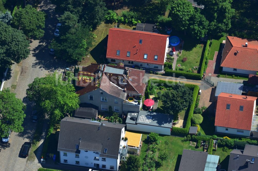 Luftbild Berlin Mahlsdorf - Mehrfamilienhaus und Einfamilienhaus - Siedlung an der Müllerstraße in Berlin - Mahlsdorf