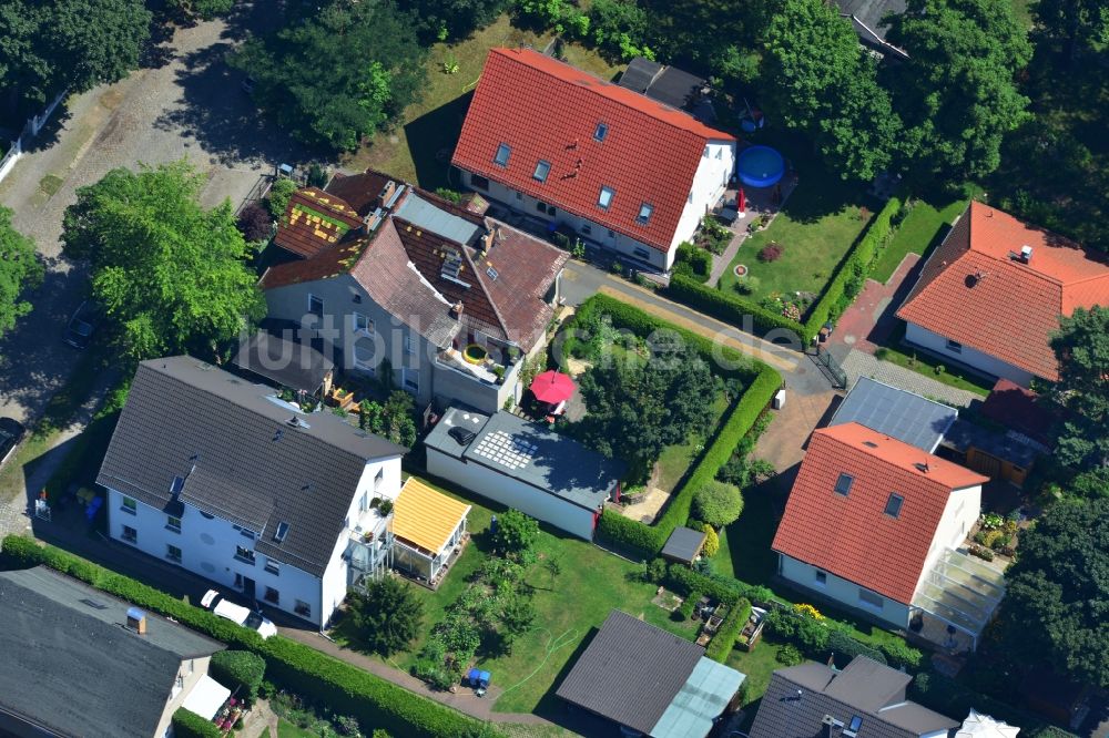 Luftaufnahme Berlin Mahlsdorf - Mehrfamilienhaus und Einfamilienhaus - Siedlung an der Müllerstraße in Berlin - Mahlsdorf