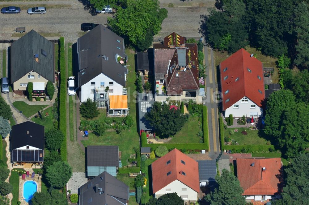 Berlin Mahlsdorf von oben - Mehrfamilienhaus und Einfamilienhaus - Siedlung an der Müllerstraße in Berlin - Mahlsdorf