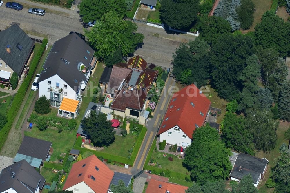 Berlin Mahlsdorf aus der Vogelperspektive: Mehrfamilienhaus und Einfamilienhaus - Siedlung an der Müllerstraße in Berlin - Mahlsdorf