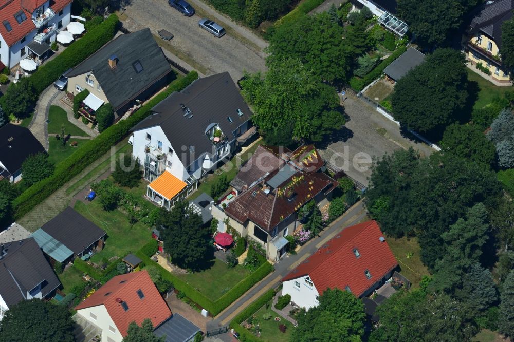 Luftbild Berlin Mahlsdorf - Mehrfamilienhaus und Einfamilienhaus - Siedlung an der Müllerstraße in Berlin - Mahlsdorf