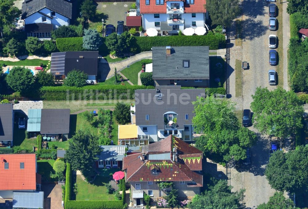 Luftaufnahme Berlin Mahlsdorf - Mehrfamilienhaus und Einfamilienhaus - Siedlung an der Müllerstraße in Berlin - Mahlsdorf