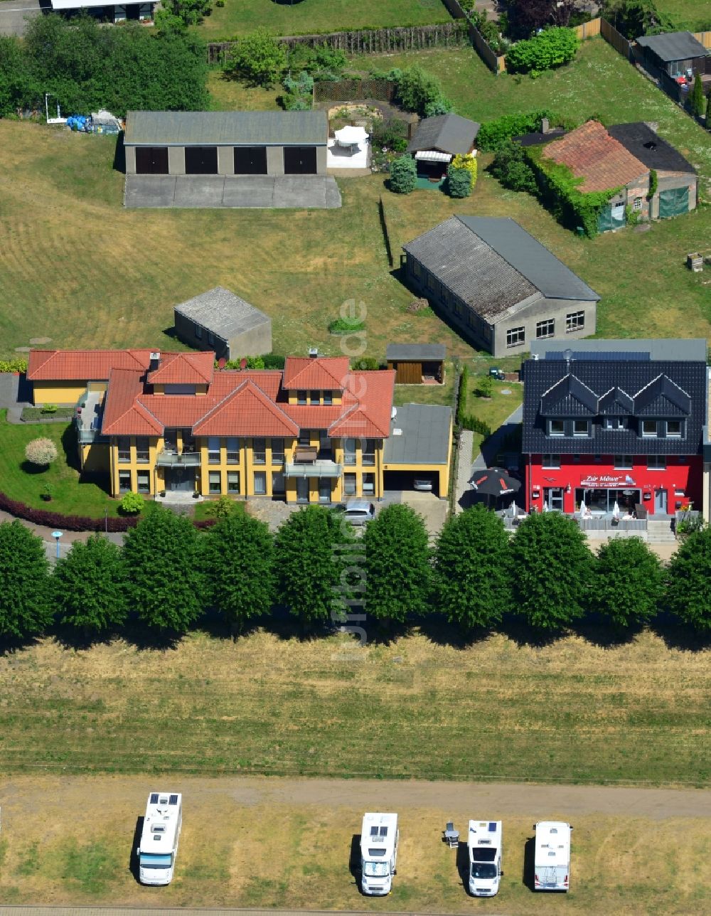 Luftaufnahme Wittenberge - Mehrfamilienhaus an der Elbstraße in Wittenberge im Bundesland Brandenburg, Deutschland